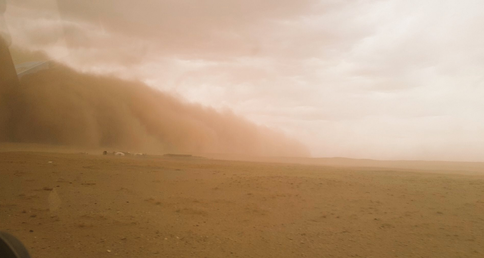 蒙古国草原上的沙尘暴（图源：视频截图）