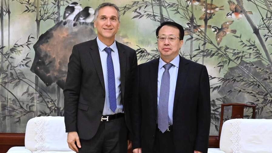 上海市市长龚正会见荷兰昕诺飞全球首席执行官洪岸礼