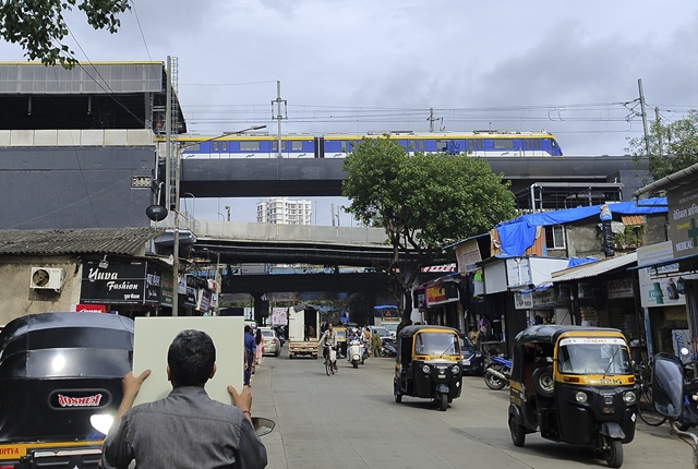 在印度孟买北部拍摄的地铁项目部分路段。