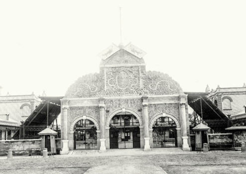 万牲园（试验场）大门
                            图片来自《洋镜头：1909，北京动物园》一书，为拍摄于1910年的《京师博览园》相册内容。