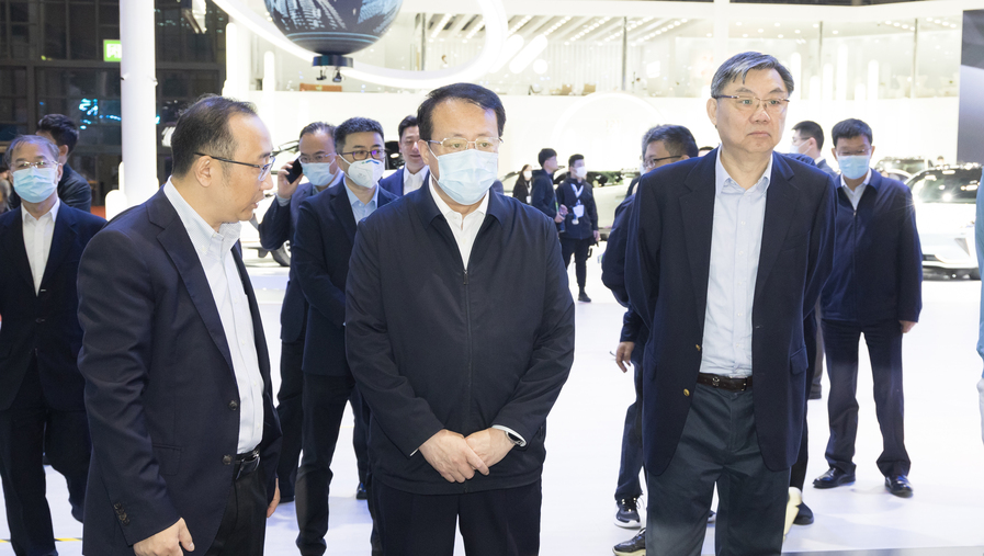 龚正市长走进上海车展，鼓励龙头企业发挥“链主”作用，带动产业链迈向高端
