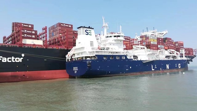 中国首单海上“船对船”加注保税LNG业务落地洋山口岸