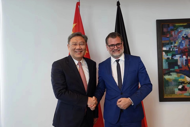 商务部部长王文涛会见德国总理府部长施密特