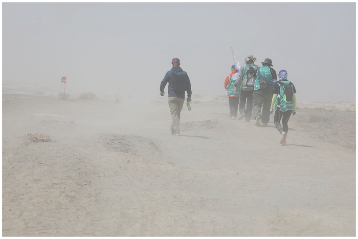 “戈十七”遭遇沙尘暴，第一财经团队在风沙中行进 摄影记者/张健