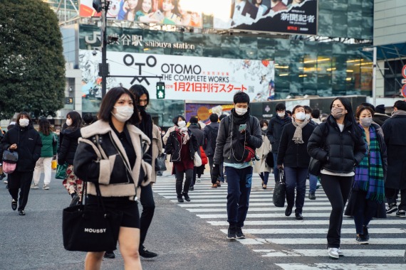 2022年1月，人们戴口罩走在日本东京涩谷街头。