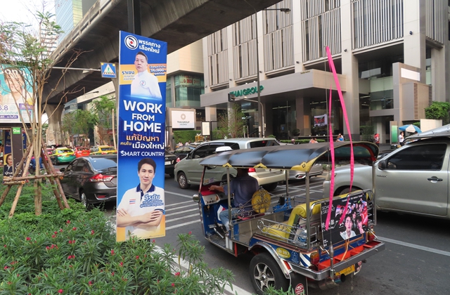 泰国首都曼谷街头的竞选海报。摄影/钱小岩