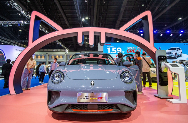 3月，观众在泰国曼谷国际车展上参观欧拉好猫GT汽车。新华社