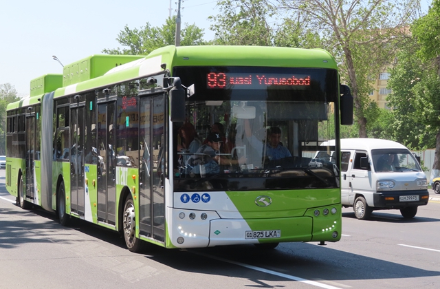 在乌兹别克斯坦首都塔什干街头行驶的中国新能源公交车。摄影/钱小岩