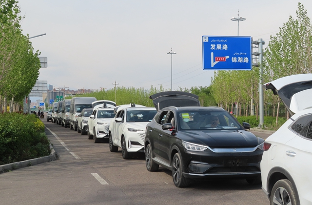 在霍尔果斯排队等待出口的中国造新车。摄影/钱小岩