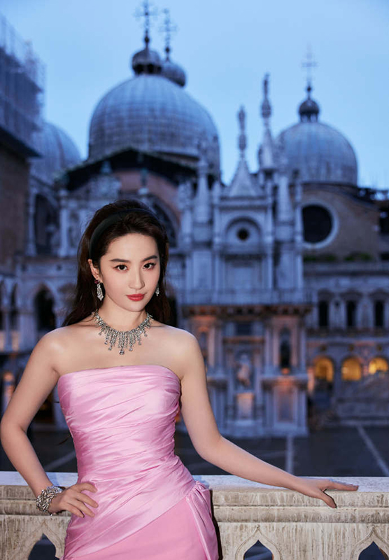 宝格丽新晋全球代言人刘亦菲，她此前代言的珠宝品牌是巴黎尚美