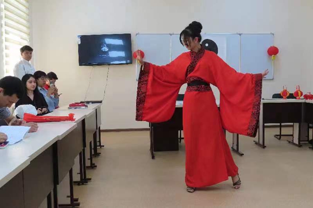 塔什干国立东方大学汉学系的学生正进行中国传统艺术的学习和表演。摄/钱小岩