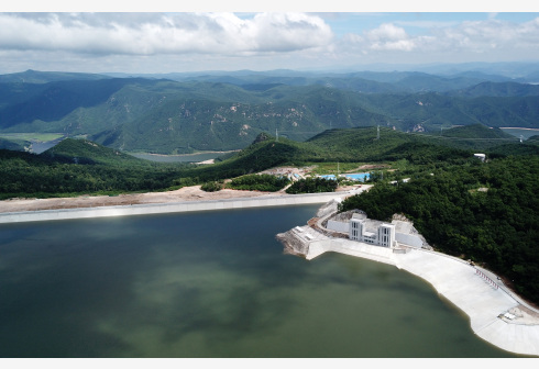 国网新源黑龙江荒沟抽水蓄能电站上水库。