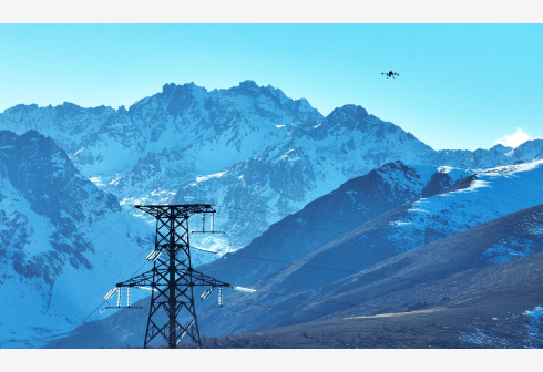 无人机在梅里雪山巡检输电线路。新华社资料