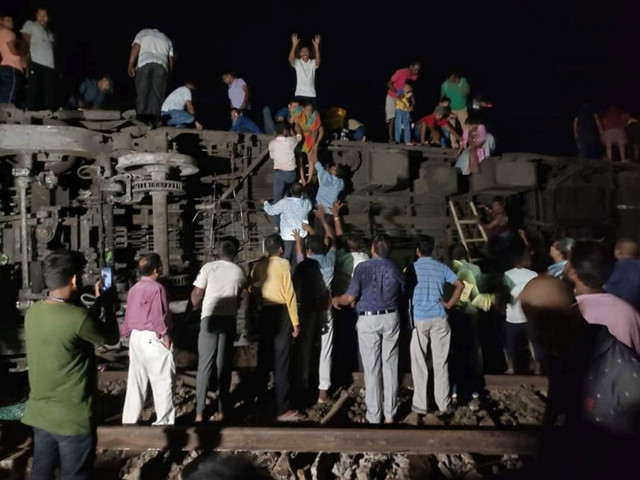 还原印度火车相撞事故，专家解读“火车撞牛”频发之怪现象