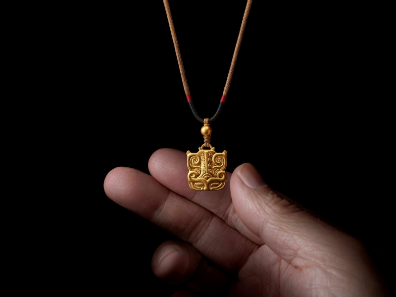 根据孔子博物馆战国兽面纹黄玉带钩设计的吊坠《浩然正气》