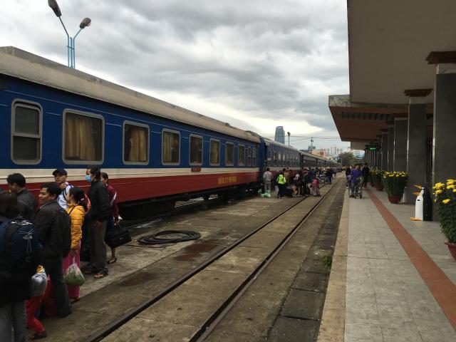 越南铁路大多采用米轨，列车速度不到60公里/小时 李秀中/摄