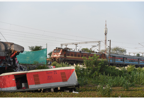  6月5日，在印度东部奥迪沙邦巴拉索尔地区，一列火车驶过列车相撞事故路段。新华社