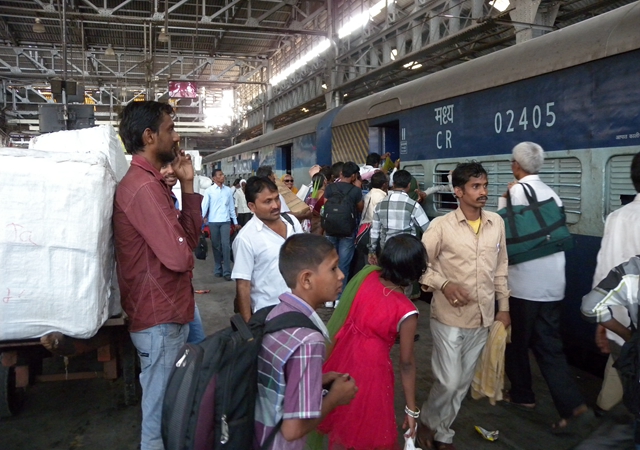 乘客在印度孟买的火车站等待上车。钱小岩/摄