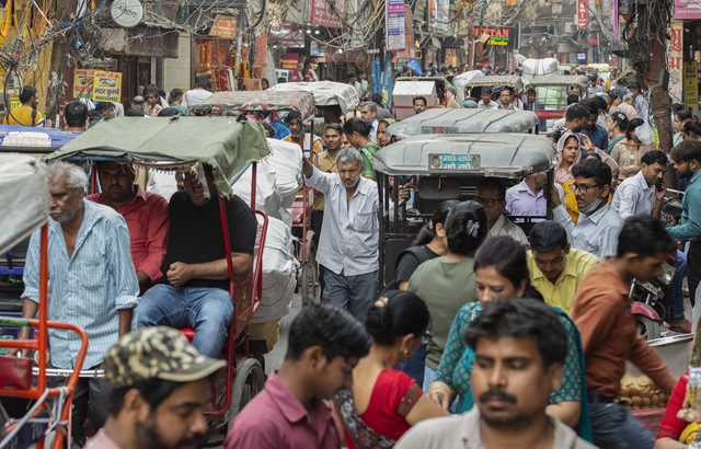  4月26日，人们聚集在印度新德里的一处市场。新华社