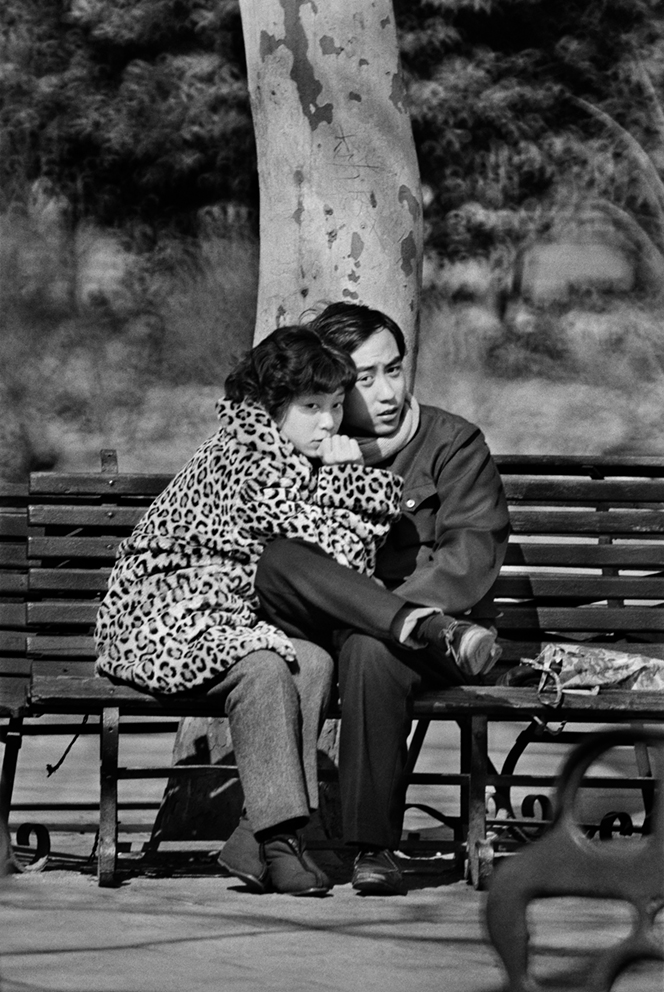 人民公园长椅上的青年情侣，上海，1978