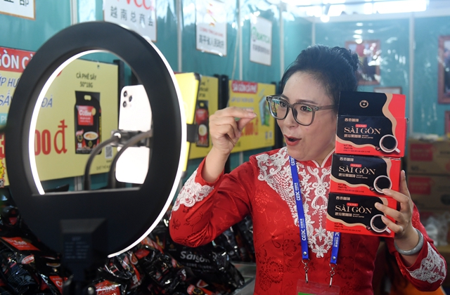 去年9月的中国-东盟博览会展览现场，一名参展工作人员在通过网络推销越南咖啡。