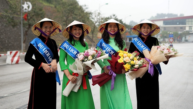 今年3月，越方工作人员在越南谅山省的友谊国际口岸手捧鲜花欢迎中国游客。