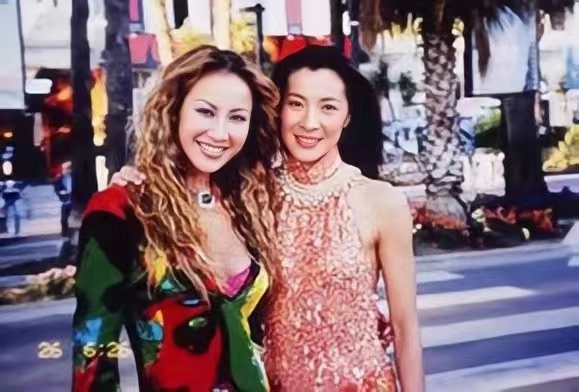 李玟是首位登上奥斯卡颁奖礼舞台的亚洲歌手，图为她当年与《卧虎藏龙》主演之一杨紫琼合影