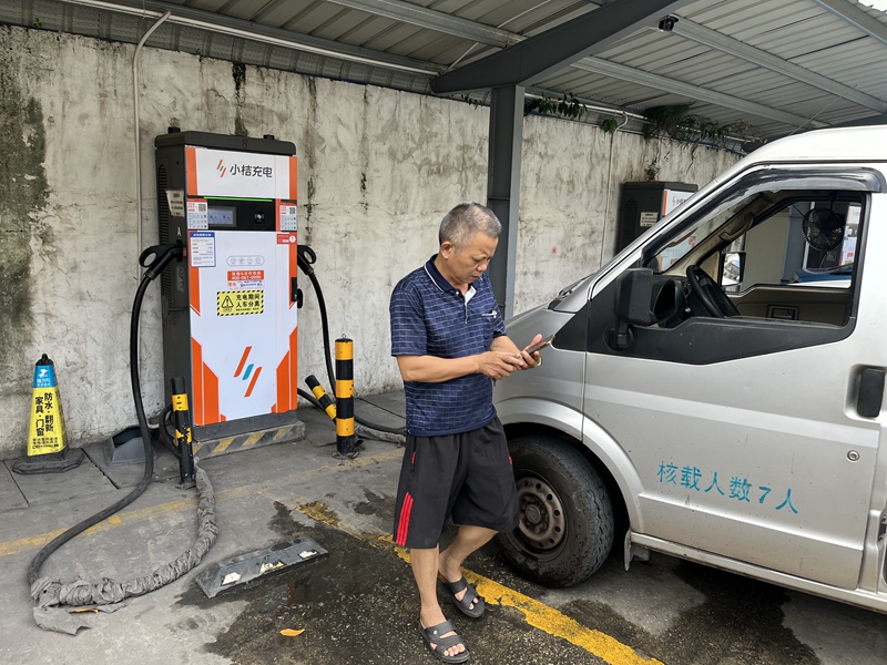 广州一个公共充电桩站，吸引了附近的出租车、网约车以及货拉拉司机停靠充电。   摄影/吴绵强