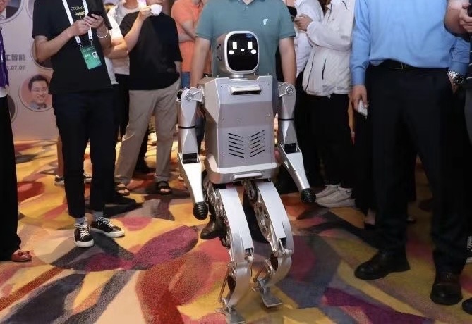 陈建宇团队做的人形机器人，这是在WAIC上唯一演示了两足行走的机器人