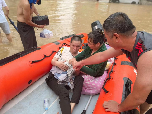 “橡皮艇划破和翻覆了几十条”，涿州水上救援艰难推进