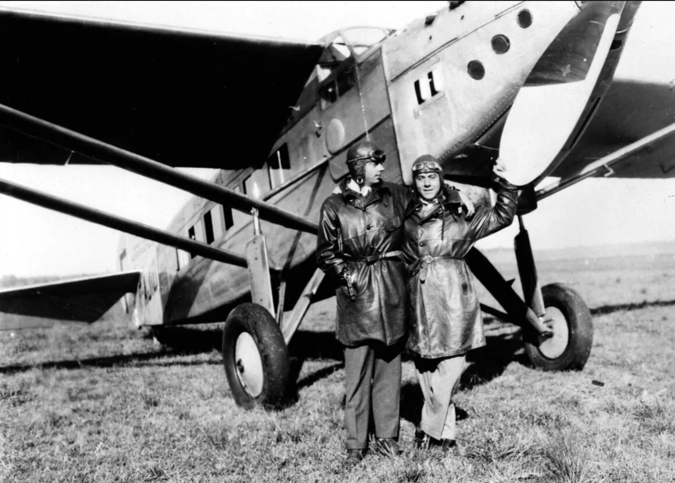 空军飞行员圣埃克苏佩里（左）