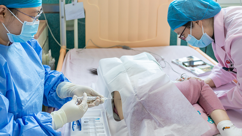 患有罕见病脊髓性肌萎缩（SMA）的患儿在厦门市妇幼保健院注射了特效药诺西那生纳注射液。