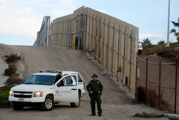 2018年11月17日，在加利福尼亚州圣迭戈市，一名边防人员在美墨边境墙前巡逻。新华社资料