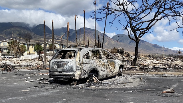 毛伊岛拉海纳的野火烧毁建筑和汽车等留下的残骸。（新华社图）