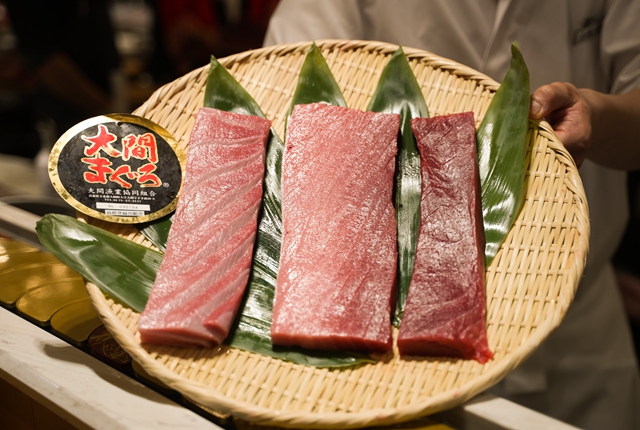 厨师在日本东京表参道一家餐馆向媒体展示最高价金枪鱼的鱼肉。新华社资料