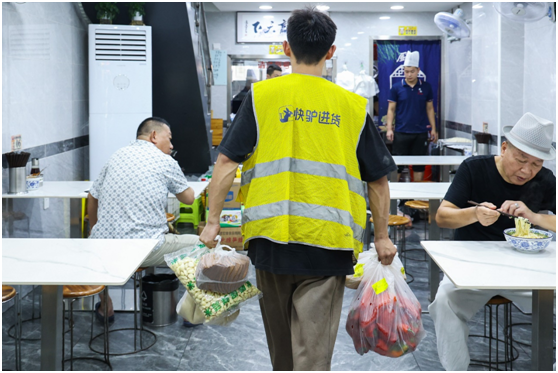 图为美团快驴进货一早到店配送 摄影/朱冲