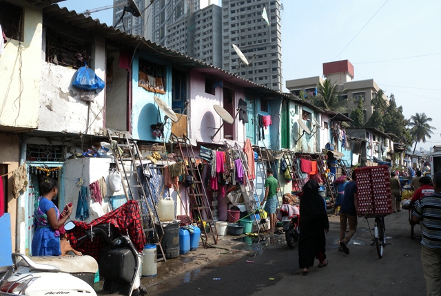 印度孟买市区的贫民窟外景。摄影/钱小岩