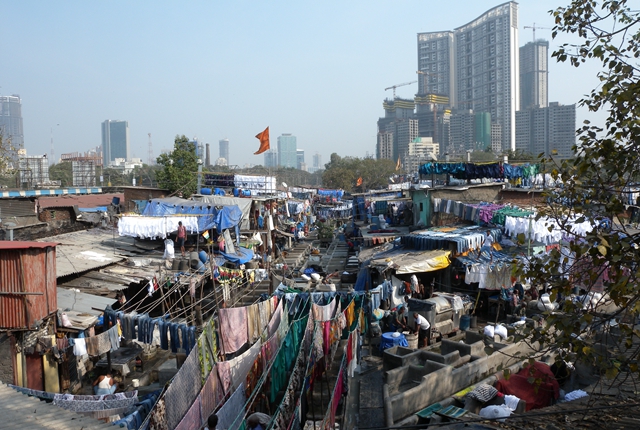 孟买高级公寓与贫民窟为邻。摄影/钱小岩