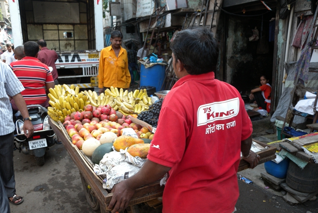 孟买贫民窟内的小商贩。摄影/钱小岩