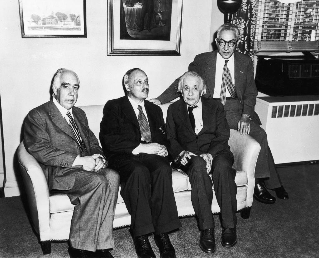 伊西多尔·拉比（右一）与爱因斯坦（右二）