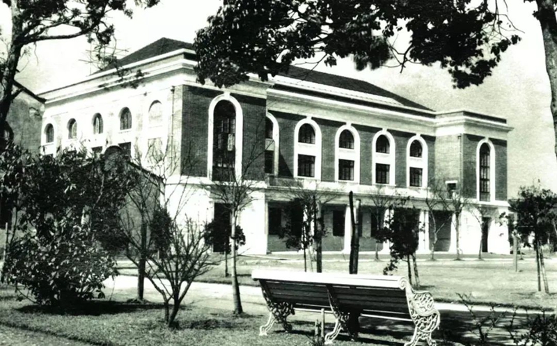 南洋模范中学正式建校于1901年，前身是南洋公学外院，是中国最早由政府主办的新式中小学