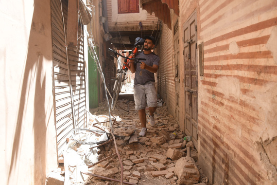 9日在马拉喀什，一名男子走在震后的街道上。新华社