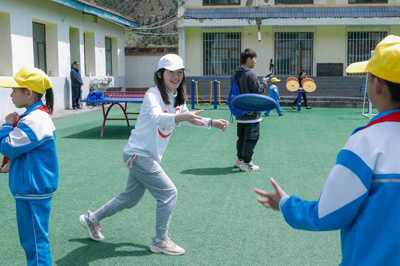 志愿者与学生一起玩飞盘
                            摄影记者/黄泽胤