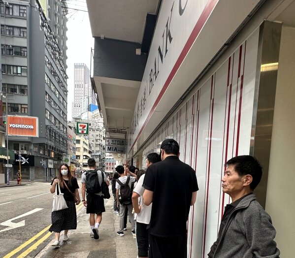 香港银行存款逐渐回升背后：清晨排队等开门，但开户已趋严