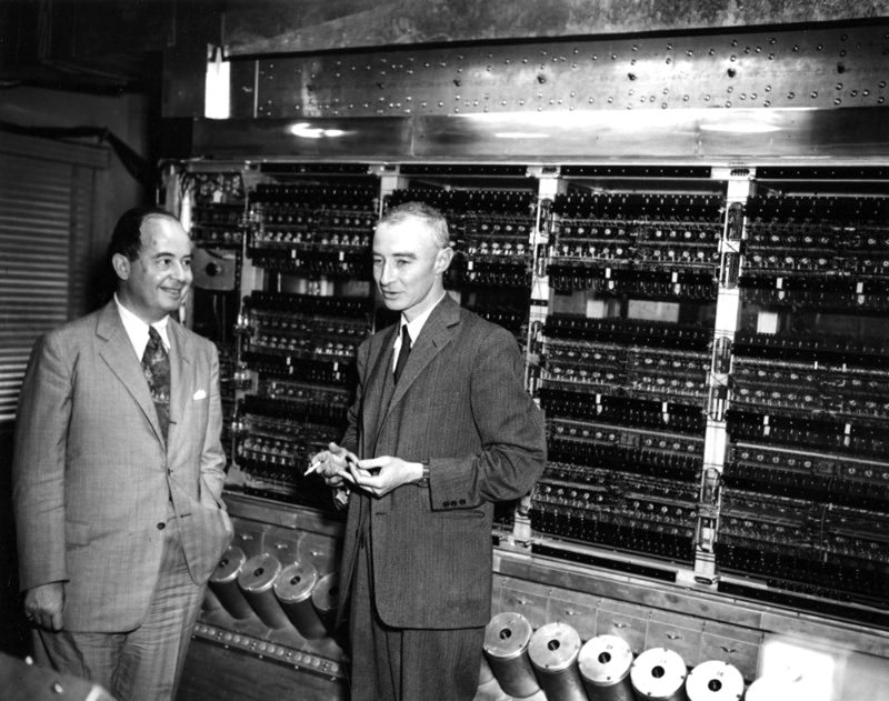 冯·诺伊曼（左）与奥本海默（右），后面是由冯·诺伊曼主导设计和督造的早期通用计算机EDVAC