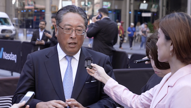 软银CFO后藤芳光在纳斯达克交易所外接受第一财经记者采访