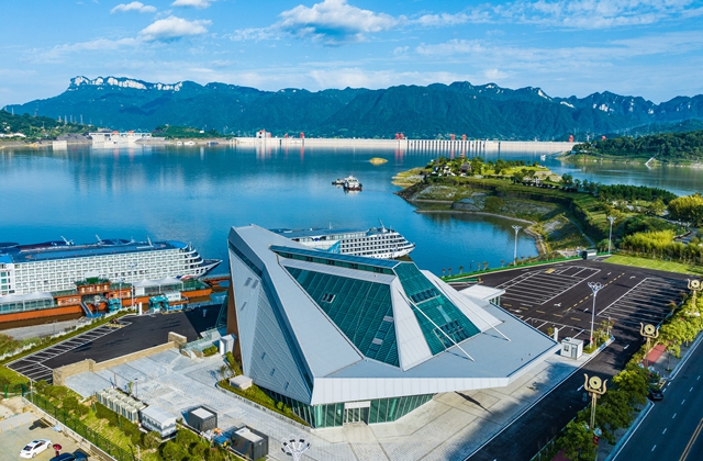 在三峡大坝上游湖北省宜昌市秭归县拍摄的新建旅游港换乘中心（无人机照片）。新华社