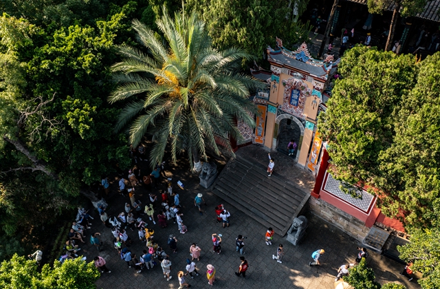 游客在重庆市奉节县白帝城景区游玩（无人机照片）。新华社