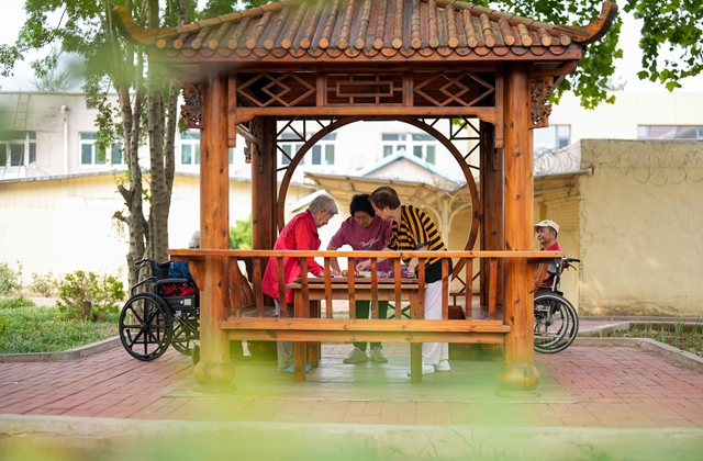 9月12日，老人们在河北省唐山市古冶区一家养老机构的院子里下棋。新华社