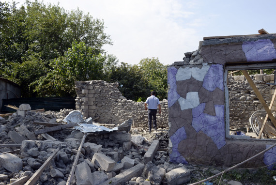 村民烧了祖屋撤离，高加索火药桶复燃：一个纳卡多个大国恩怨